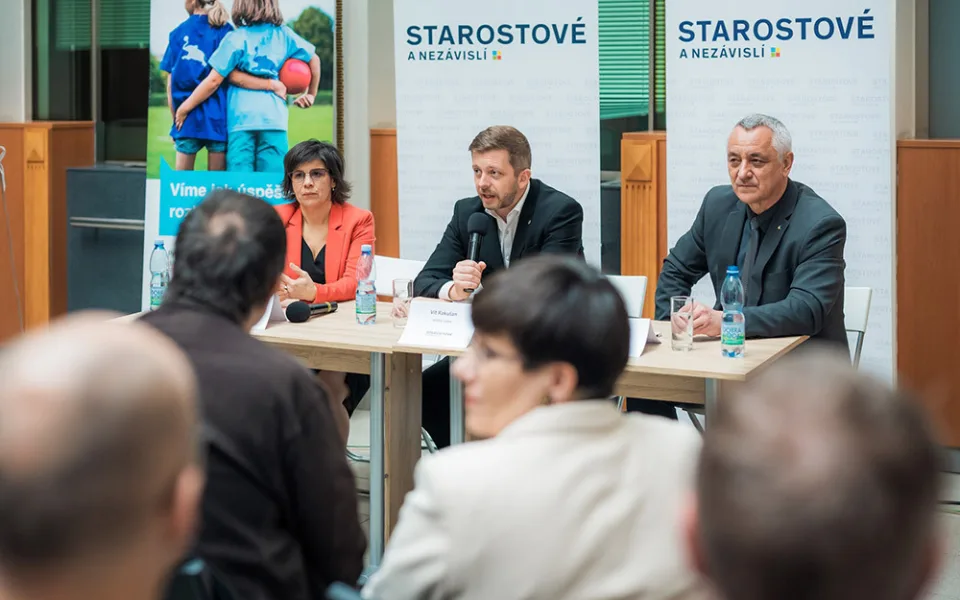 Andrea Hanáčková na besedě s předsedou hnutí STAN Vítem Rakušanem a hejtmanem Olomouckého kraje Josefem Suchánkem