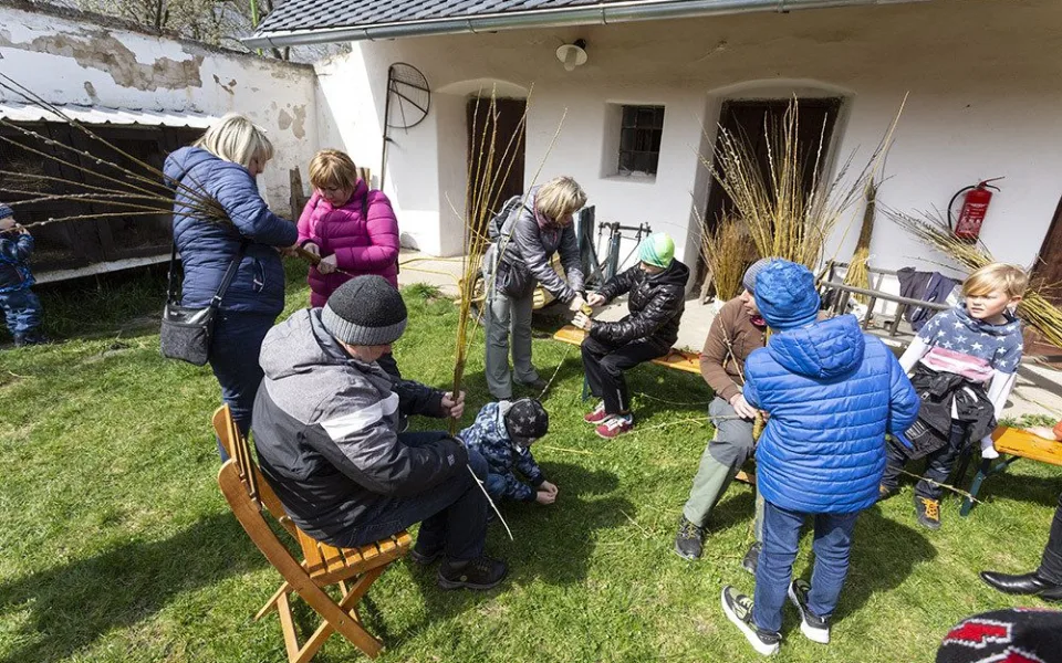 Pletení pomlázky v Hanáckém muzeu v Příkazích u Olomouce