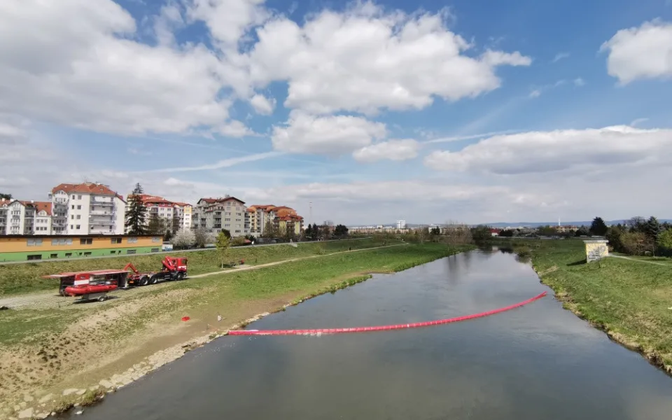 Hasiči v Olomouci zachycují zbytky barvy v řece Moravě