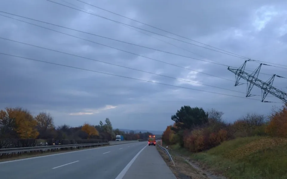 Traktorista, který u D35 narazil do sloupu a na hodiny zablokoval dálnici, udělal přestupek