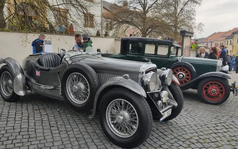 FOTOGALERIE: Přes stovku veteránů se ve spanilé jízdě vydalo z Přerova na Helfštýn