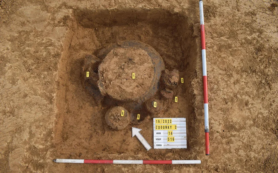 Archeologové z Olomouce nalezli pohřebiště z doby bronzové. Místo skrývalo i zlatý šperk