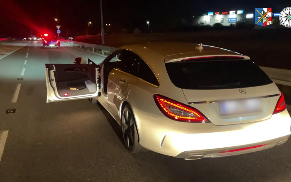 Policisté zastavili kradené auto u kruhového objezdu na okraji Olomouce