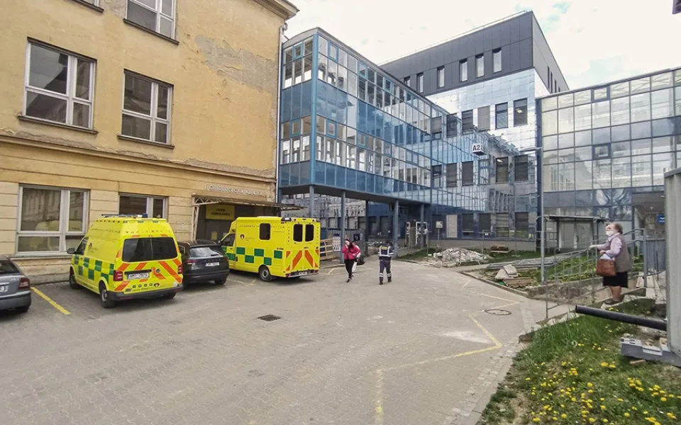 Postranní vchod do modrého monobloku směřující k urgentnímu příjmu bude ve fakultní nemocnici několik měsíců uzavřen
