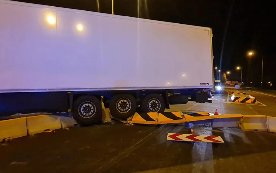 Průjezd novým kruhovým objezdem v Přerově zkomplikovala večer dopravní nehoda