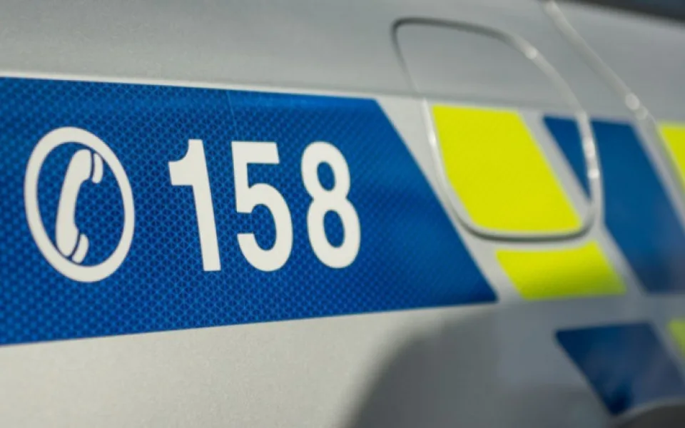 Řidič Jeepu v noci ujížděl v Olomouci před policisty. Vjel na trávník a ohrožoval je