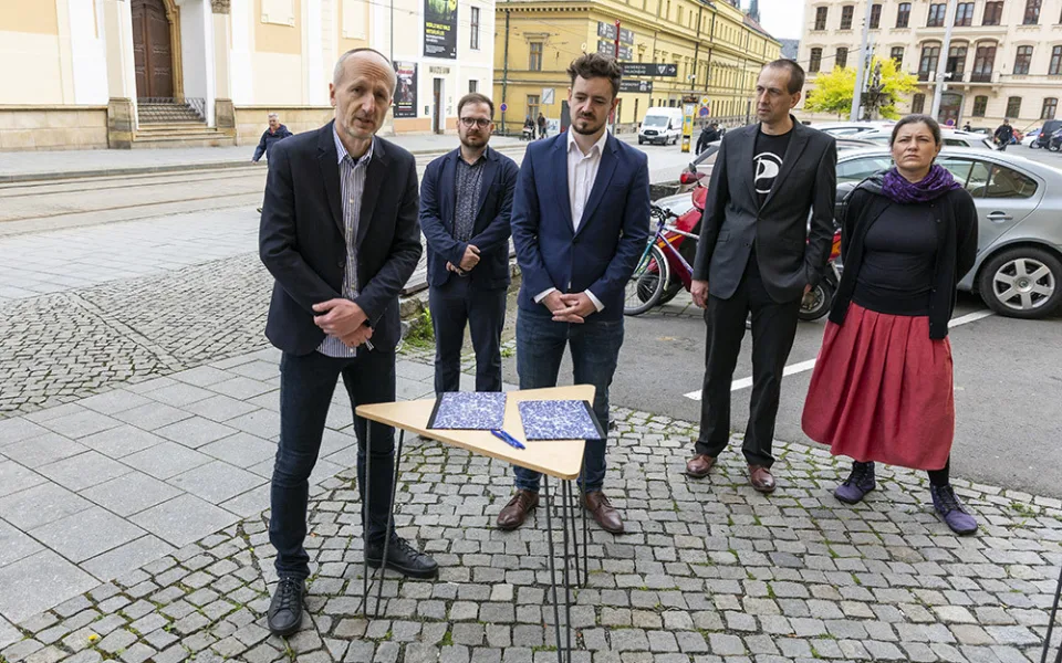 Tisková konference před podpisem memoranda o koalici stran ProOlomouc a Piráti