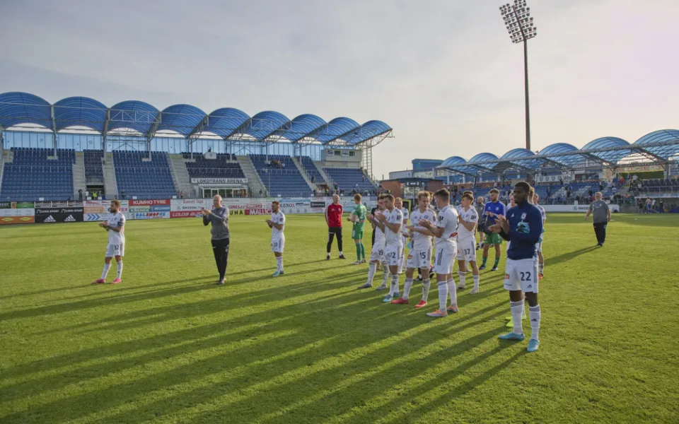 Fotbalisté Sigmy po utkání v Mladé Boleslavi děkují fanouškům za podporu