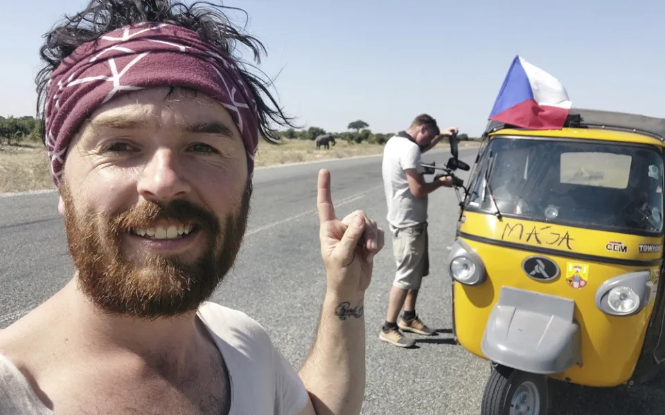 Tomík je znovu na cestách. S tuk-tukem chce přejet přes celou Afriku domů do Hranic