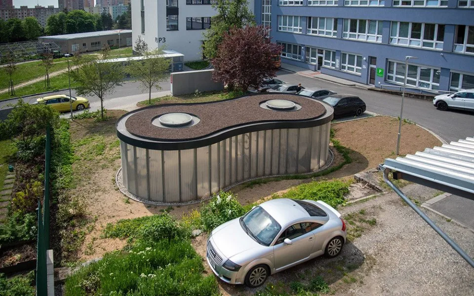 Designová úschovna bicyklů už slouží zaměstnancům FN Olomouc. Připomíná článek řetězu