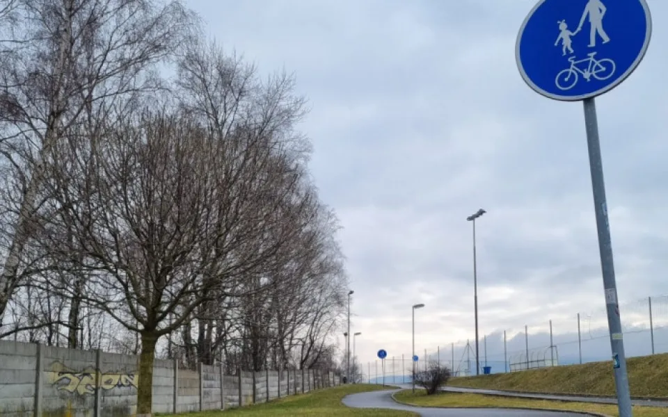 Cyklistu má na silnici chránit vyhrazený pruh. Jejich pravidla veřejnost často nezná