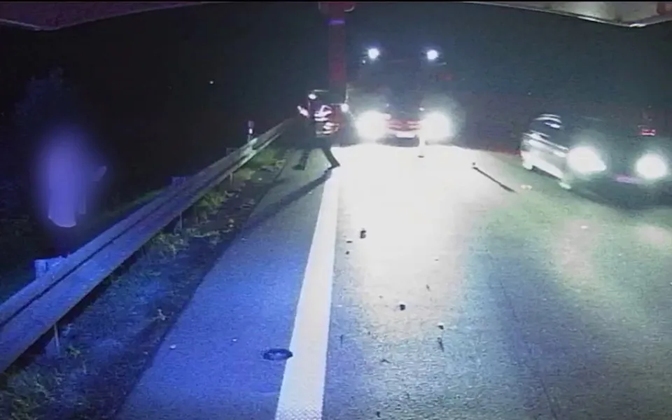 VIDEO: Kousek od tragédie. Policistu málem srazil na dálnici autobus, od nehody pak ujel