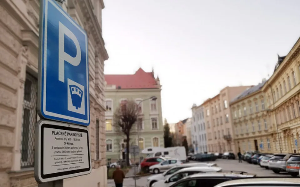 POLITICKÁ KORIDA: Mělo by se rozhodnutí o novém parkovacím systému v Olomouci odložit?