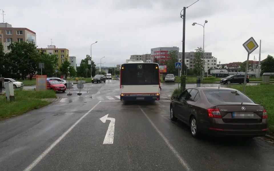 Dopravní nehoda na křižovatce ulici Okružní a I. P. Pavlova v Olomouci