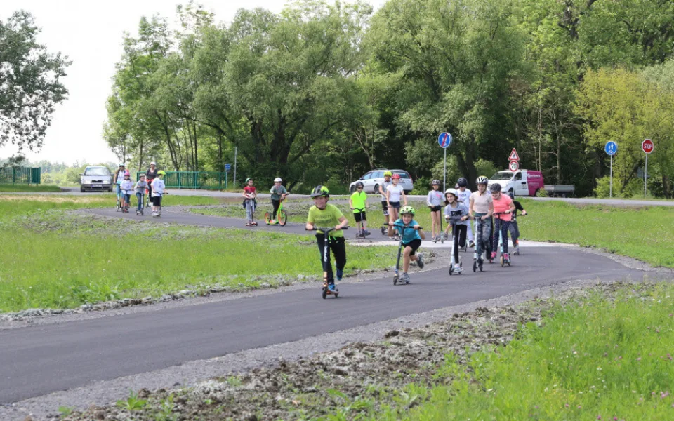 Z Holického lesa vede nový úsek cyklostezky. Kolařům zkrátí pobyt na frekventované silnici