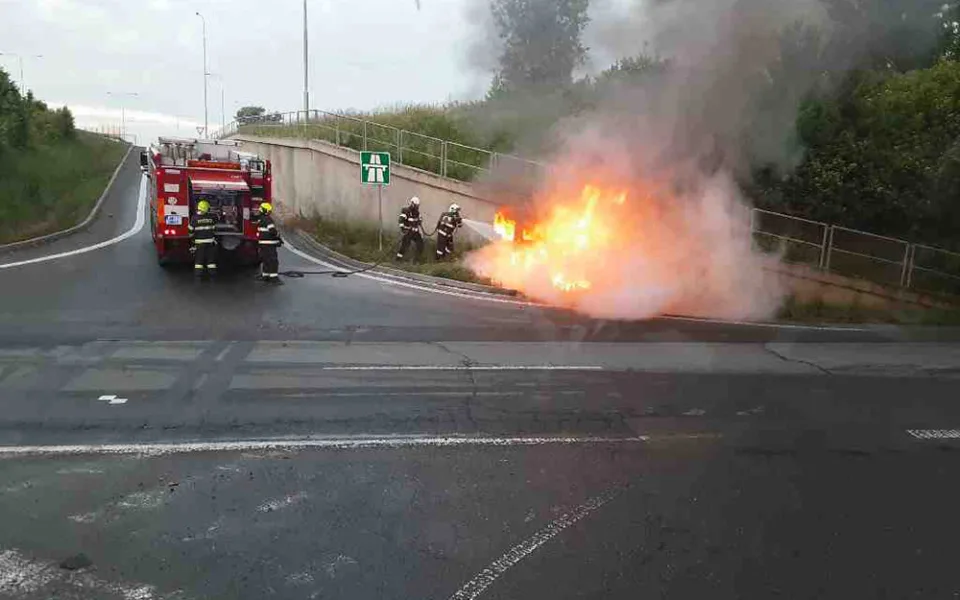 U dálničního sjezdu za Olomoucí shořelo auto, při nehodě zemřel člověk