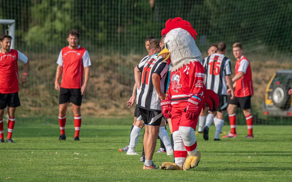 Snímek z loňského přátelského utkání hokejistů HC Olomouc a fotbalistů FC Sigma Hodolany