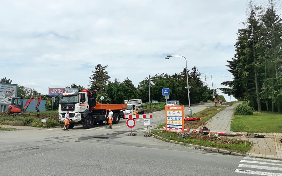 Úsek Okružní ulice v Olomouci prochází výměnou povrchu