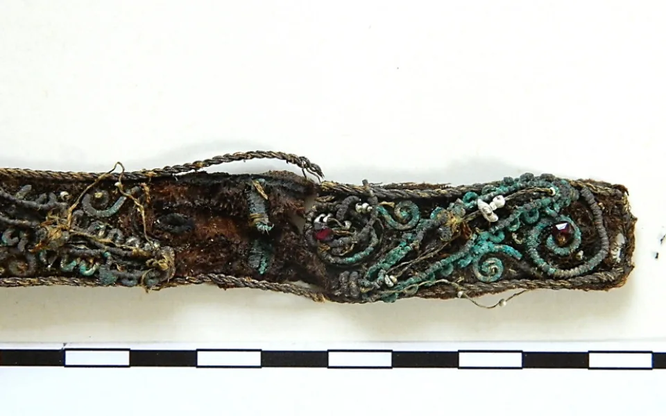 Olomouc_Fragment textilni celenky s ceskymi granaty- pozlacenymi dracouny a ricnimi perlami v prubehu konzervace