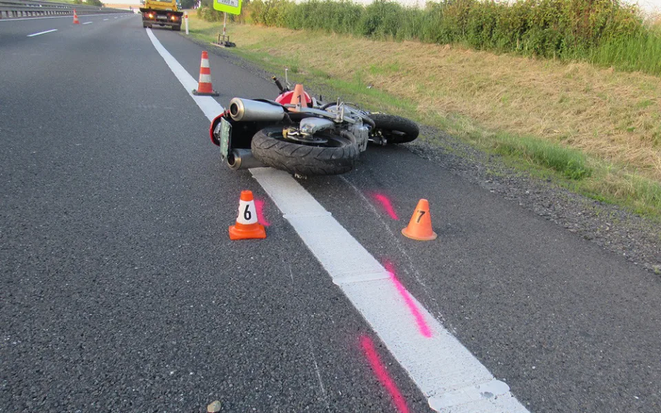 Dopravní nehoda motorkářky na dálnici D46 u Prostějova