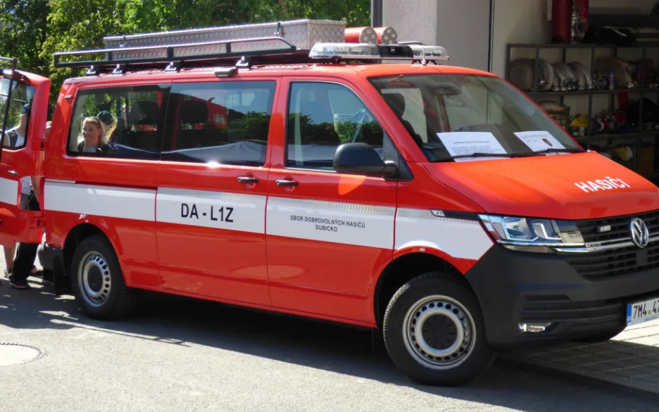 FOTOGALERIE: Hasiči z Dubicka mají novou cisternu. Požehnal jí mons. Basler