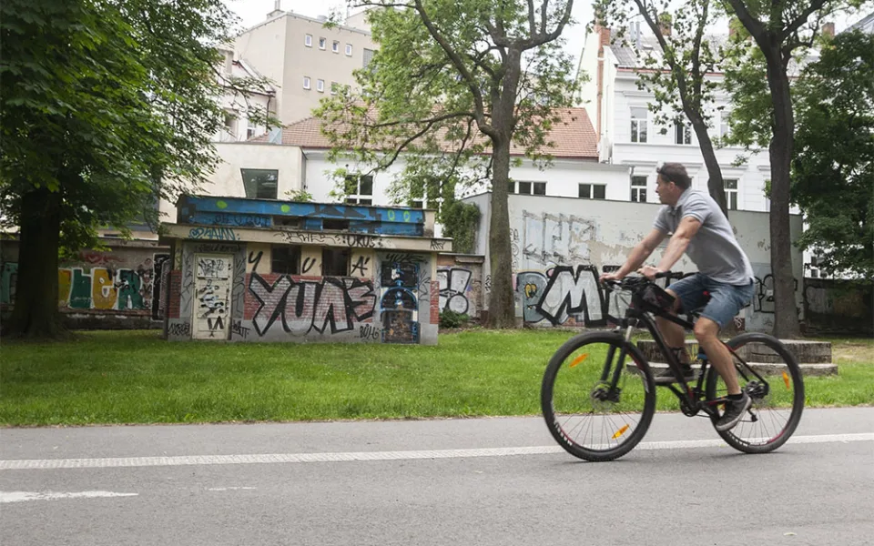 Budova veřejných toalet chátrá v olomouckém parku přes dvacet let, nyní se dočká rekonstrukce