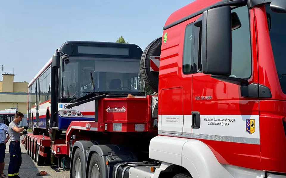 Transport dvojice autobusů zajistili hasiči z Hlučína