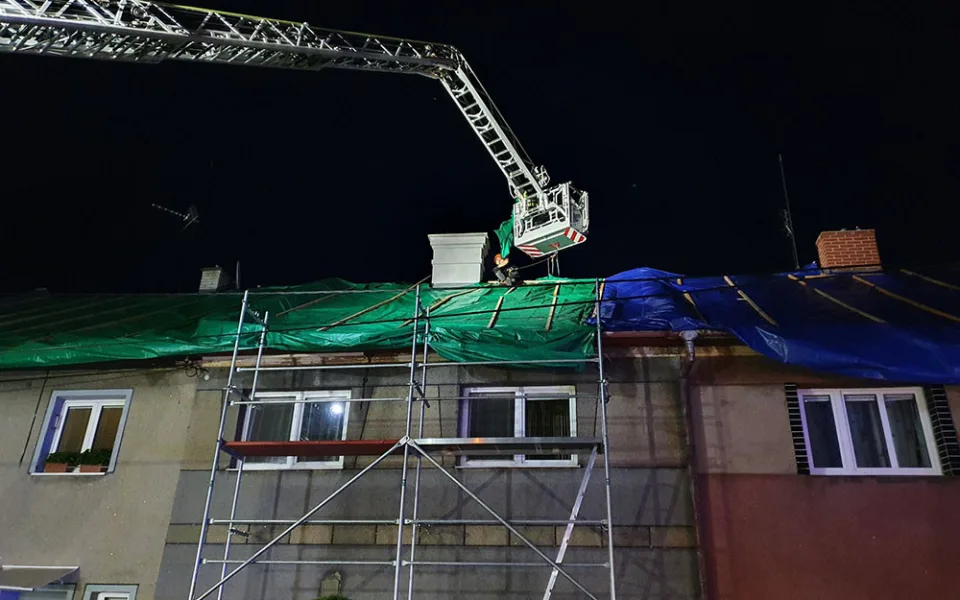 Hasiči provizorně zajistili část střech v průběhu noci, další škody se ukázaly s rozedněním