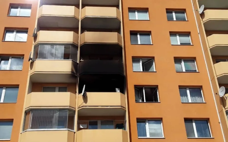 V Prostějově hořel balkon. Hasiči museli obyvatele evakuovat