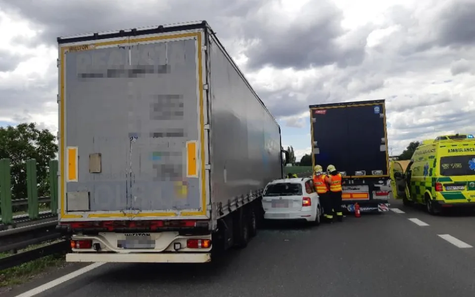 Dopravní nehoda dvou kamionů a osobního auta zablokovala dálnici u Olomouce