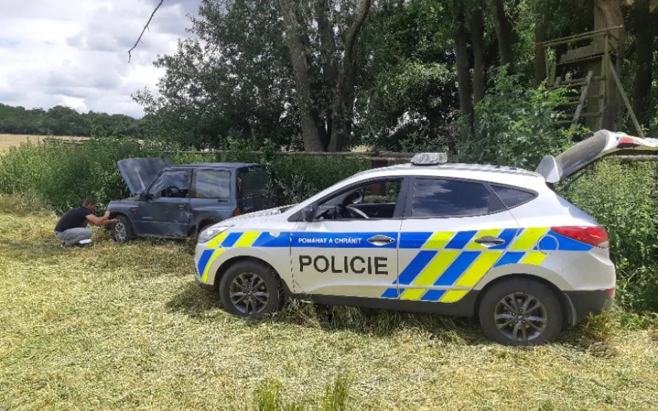 Ujíždějící auto zastavili policisté až u Čech pod Kosířem