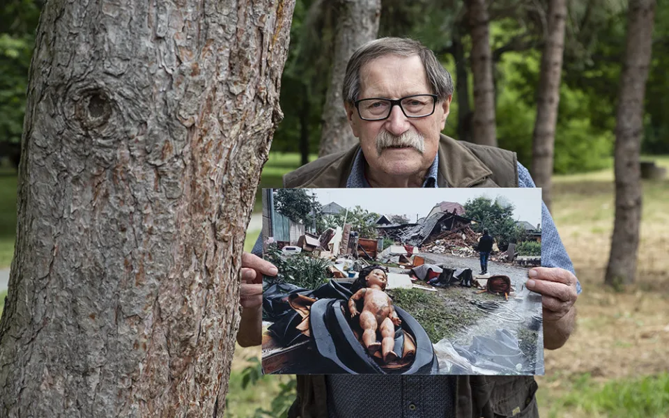 Fotoreportér Vladislav Galgonek s jedním ze svých snímků z dob povodní v roce 1997