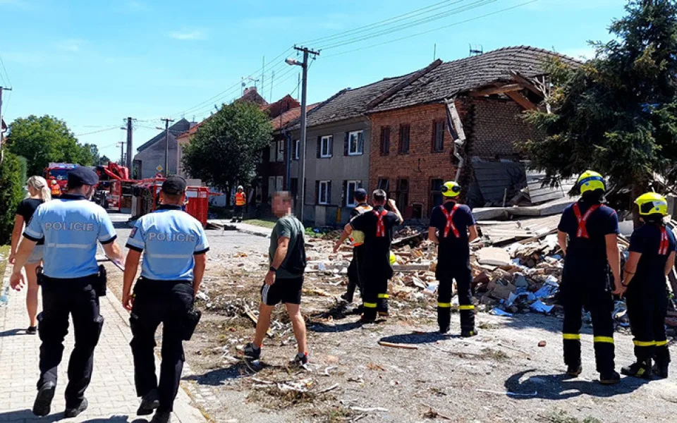 Výbuch zcela zdemoloval dům v Olšanech u Prostějova, poničil i okolní stavby