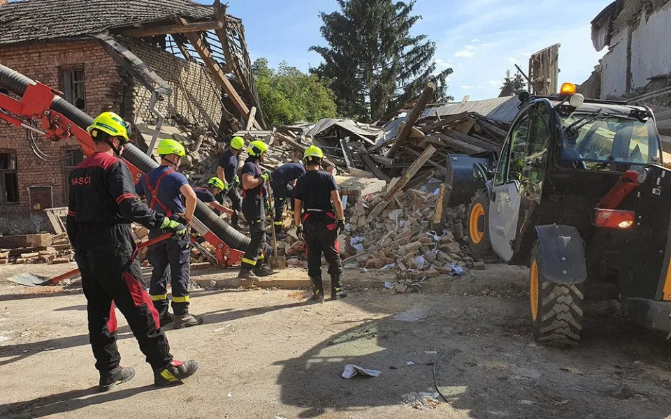 Hasiči pátrali několik hodin v troskách zříceného domu v Olšanech u Prostějova