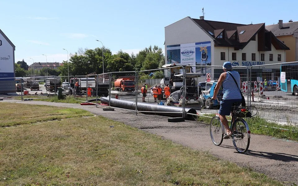 Od dubna omezily práce na napojení průpichu jednu z klíčových křižovatek v Přerově nedaleko pivovaru