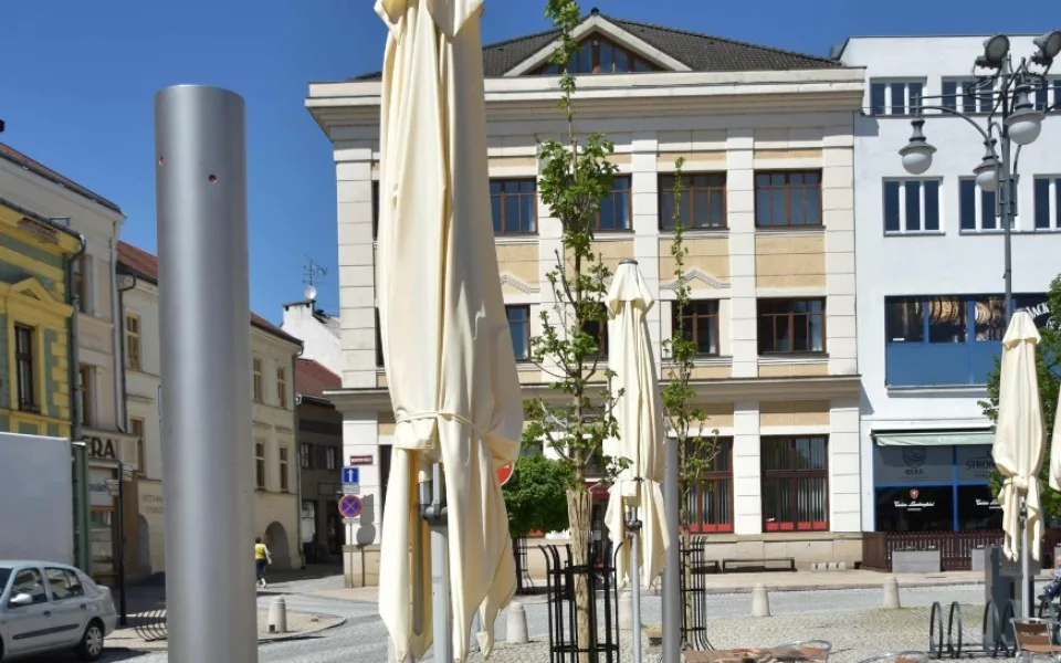 Zrovna v době veder se mlžítka na náměstí v Hranicích pokazila. Město urguje opravu
