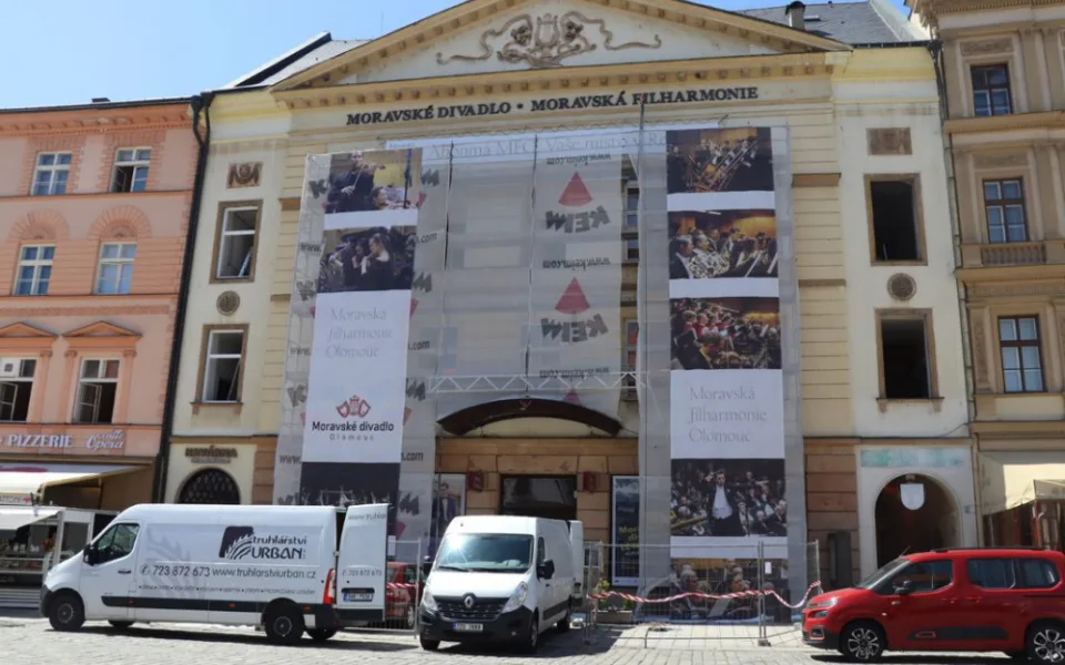 Moravské divadlo vymění na své historické budově plastová okna za dřevěná