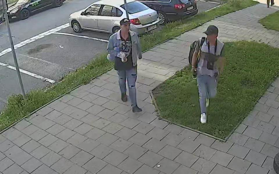 Dvacítku nákupu zaplatili cizí kartou, teď dvojici hledá policie