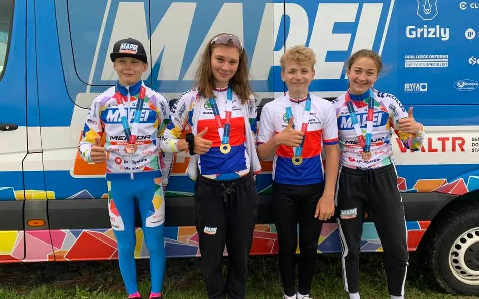 Tým Mapei Merida Kaňkovský na MČR kadetů a žáků. Jakub Tesařík bral zlato v časovce i závodu, Antonín Žufánek získal bronz. Nela Kaňkovský získala zlato a stříbro, Adéla Pitnerová bronz.