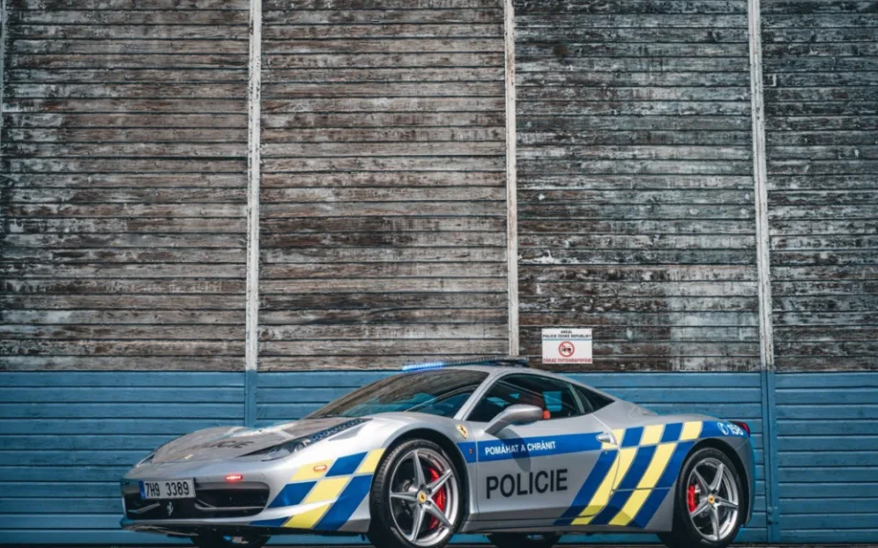Ve Ferrari se proháněli kriminálníci, teď bude sloužit policistům