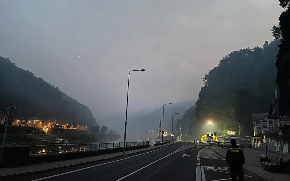 Na pomoc Českému Švýcarsku: k požáru u Hřenska vyrazili i hasiči z Olomouckého kraje