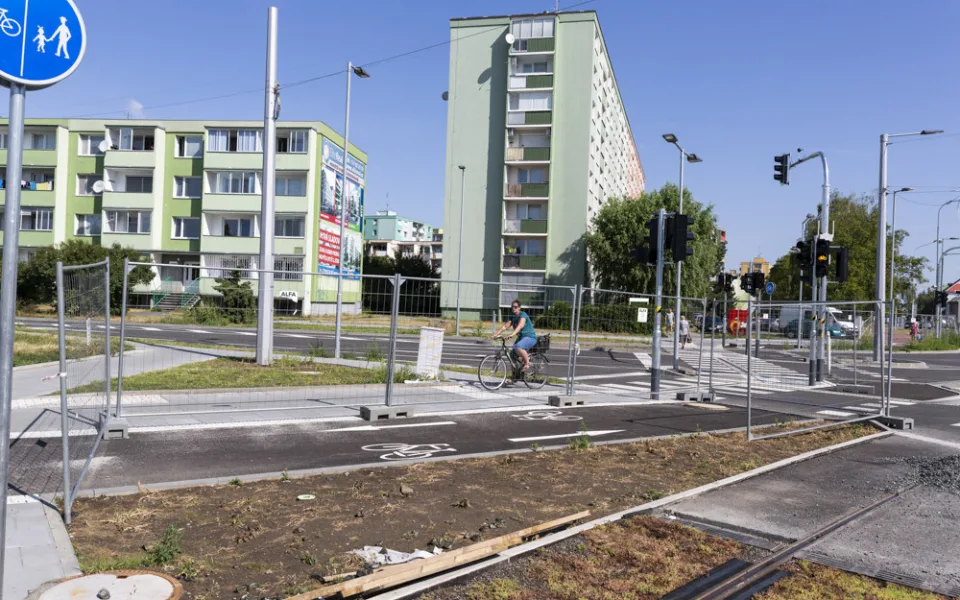 Neschválené cyklostezky jsou na nové olomoucké křižovatce zahrazené oplocením