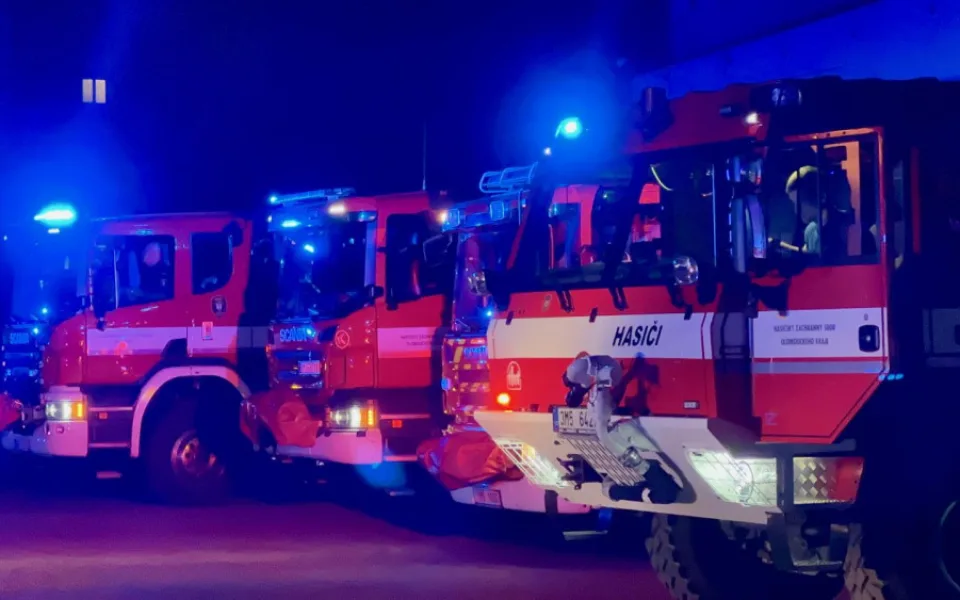 VIDEO: Na pomoc v boji s požárem v Hřensku dorazil další odřad hasičů z Hané