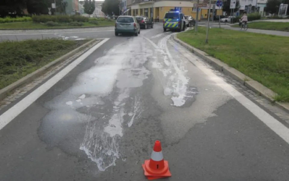 V centru Přerova musel řidič zabrzdit. Z vozíku vytekla na silnici bílá barva