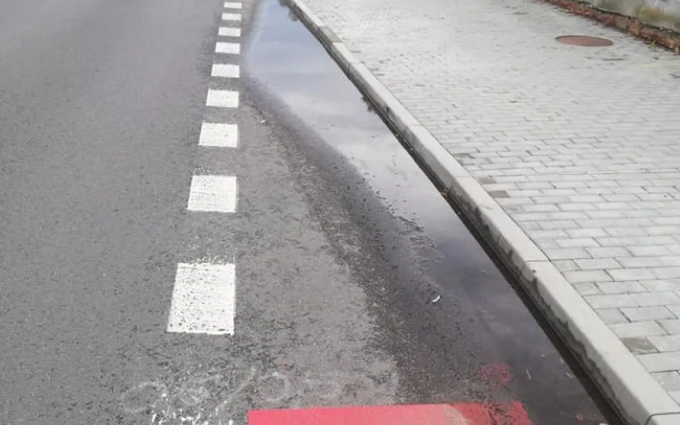 Na Vrahovické ulici opravené za miliony po dešti zůstává voda. Lidé se už ani nesmějí