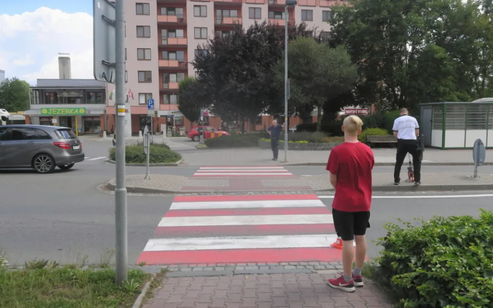 Policie pátrá po řidiči, který v Hranicích srazil mladíka. Od nehody ujel
