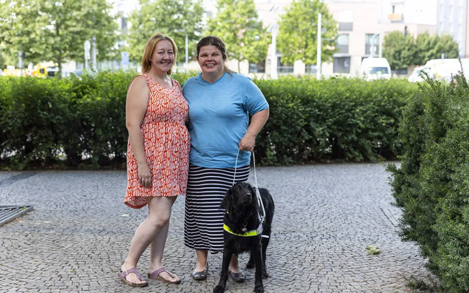 Romana Hladišová se svou partnerkou Danou a vodicí fenkou Ursou