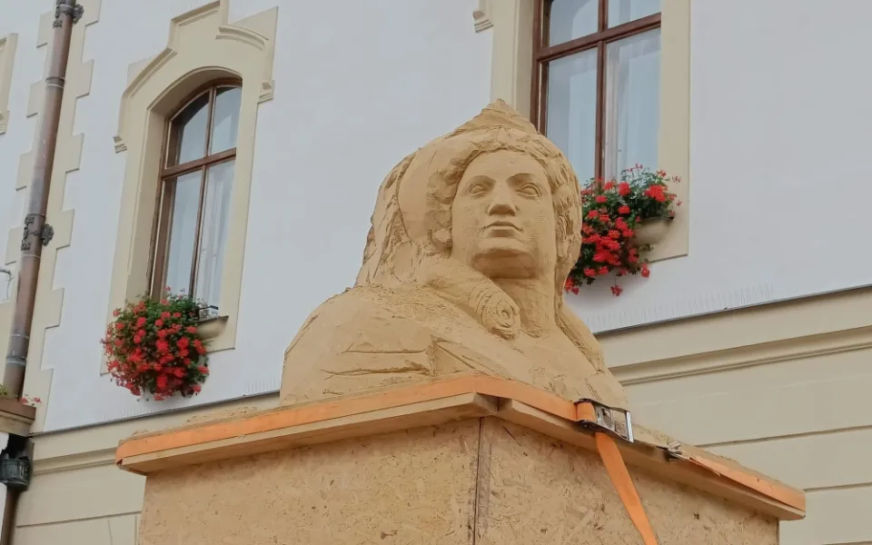 V Olomouci vzniká pískovcová socha císařovny Marie Terezie. Probíhá Týden vojenské historie