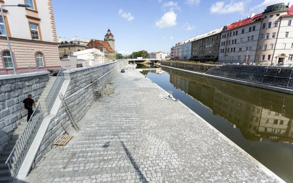 Náplavka mezi dvěma novými mosty v Olomouci má být hotová do konce září