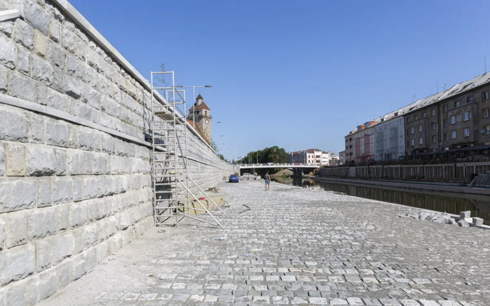 Koncerty, lodičky i prodej kávy a zmrzliny. Náplavka u Moravy vzbuzuje zájem i u podnikatelů